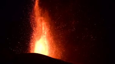 Geceleri kraterden sıcak lav ve magma fışkırıyor. Cumbre Vieja volkanik patlaması La Palma Kanarya Adaları, İspanya, 2021