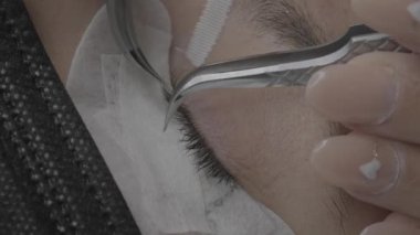 Gözüne takma kirpik takan isimsiz bir profesyonel.