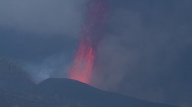 Sıcak lav ve magma siyah duman bulutlarıyla kraterden dışarı dökülüyor. Cumbre Vieja volkanik patlaması La Palma Kanarya Adaları, İspanya, 2021