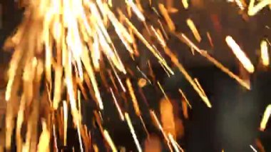 Marangozluğun karanlık odasında işletim açısı öğütme makinesinin parlak kıvılcımları.