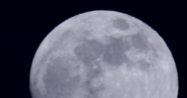 Dolunay gecenin karanlığında hareket ediyor.