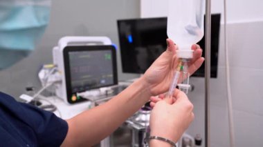 Enjektörlü tanınmayan veteriner hastanede profesyonel ekipmanlara karşı sıvı dolduruyor.