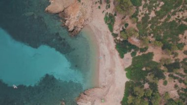 İspanya 'nın Mallorca adasındaki bir koyda insansız hava aracı videosu.