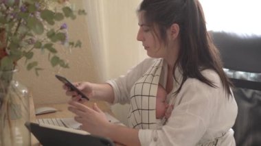 Annesinin yanında küçük şirin bir çocukla birlikte cep telefonundan mesajlaşırken görülüyor.