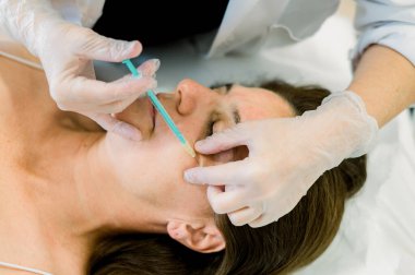 Klinikte bir uzman tarafından yapılan hyaluronik asit ve botoks enjeksiyonlarını içeren estetik prosedür