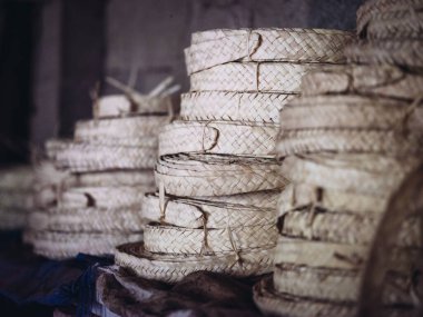 Geleneksel zanaatı ve karmaşık dokumayı ön plana çıkaran el yapımı palmito şeritleri.