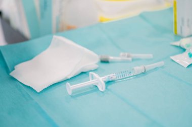 Tıbbi şırıngalar ve steril gazlı bez bir estetik kliniğinde hyaluronik asit, botoks ve iplik kaldırma işlemleri için hazırlandı.