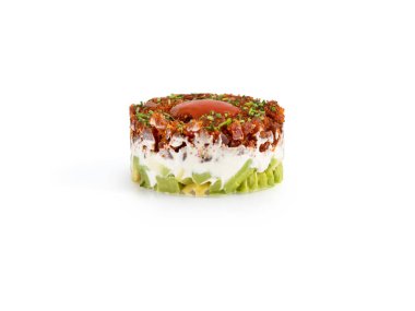 Çok güzel sunulmuş, kremalı avokado, bol kremalı ve kıtır kıtır soslu ton balığı tartartarı taze soğanla süslenmiş, mükemmel bir desen ve lezzet kombinasyonu gösteriyor.