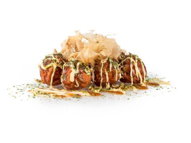 Lezzetli Takoyaki topları üzerine mayonez ve lezzetli bir sos serpiştirilmiş, üzerine bonito taneleri serpiştirilmiş, yeşil baharat serpiştirilmiş, beyaz bir arka planda izole edilmiş.