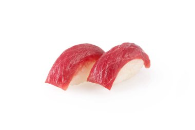 Mükemmel şekilli suşi pilavının üzerine yerleştirilmiş parlak kırmızı ton balığıyla ustalıkla hazırlanmış iki parça taze ton balıklı nigiri suşisini gösteren yüksek kaliteli bir resim.