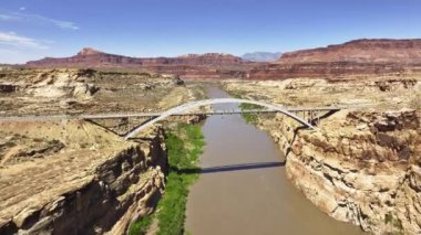 Nehirden geçen önemli bir köprünün yer aldığı, Utah 'taki Glen Canyon Ulusal Rekreasyon Alanı' ndaki Beyaz Kanyon engebeli arazisini gösteren hava manzarası