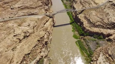 Nehirden geçen önemli bir köprünün yer aldığı, Utah 'taki Glen Canyon Ulusal Rekreasyon Alanı' ndaki Beyaz Kanyon engebeli arazisini gösteren hava manzarası