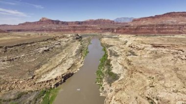 Nehirden geçen önemli bir köprünün yer aldığı, Utah 'taki Glen Canyon Ulusal Rekreasyon Alanı' ndaki Beyaz Kanyon engebeli arazisini gösteren hava manzarası