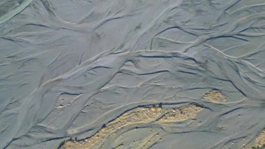 Kuzey nehirleri bölgesinin doğal güzelliğini vurgulayan, çökelti birikintileriyle dönen nehir ve akarsuların karmaşık şablonlarını yakalayan bir hava çekimi.