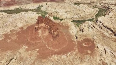 ABD 'nin Glen Canyon Ulusal Rekreasyon Alanı' ndaki Beyaz Kanyon 'un çarpıcı manzaralarını gösteren bir hava sahnesi jeolojik oluşumların engebeli arazisini ve zengin kırmızı renklerini gözler önüne seriyor.