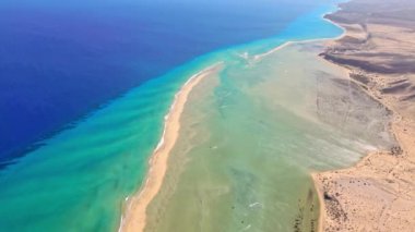 Kanarya Adaları 'nın çarpıcı kıyı manzarasını gösteren büyüleyici insansız hava aracı görüntüleri. Turkuaz sular kumlu bir kumsalla buluşuyor..