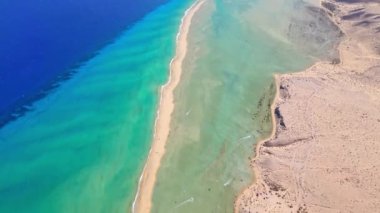 Kanarya Adaları 'ndaki canlı bir plajın çarpıcı hava aracı görüntüleri turkuaz sular, kumlu kıyılar ve dinamik kıyı şeritlerini gerçek zamanlı olarak gösteriyor..