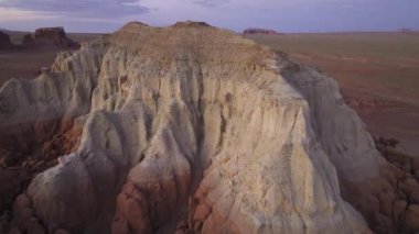 Büyüleyici hava aracı görüntüleri Goblin Vadisi Eyalet Parkı, Utah 'ın eşsiz jeolojik oluşumlarını canlı bir günbatımı sırasında gerçek zamanlı olarak gösteriyor..