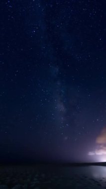 Geceleri Kanarya Adaları 'nda kopan ve yıldızlı gökyüzü ile kaygı verici bulut oluşumları arasında canlı bir zıtlık gösteren büyüleyici bir hava görüntüsü..