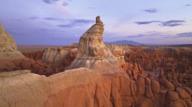 İnsansız hava aracı, gün batımında Goblin Vadisi Eyalet Parkı 'nın ruhani güzelliğini gösteren bir video kaydetti. Çarpıcı kaya oluşumlarını ve geniş manzaraları vurguluyor..