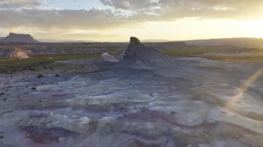 Büyüleyici insansız hava aracı görüntüleri Hanksville, Utah 'ın engebeli arazilerini gerçek zamanlı olarak gösteriyor..