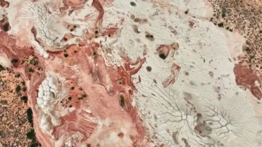 Büyüleyici insansız hava aracı görüntüleri Arizona 'daki Beyaz Cep' in çarpıcı jeolojik desenlerini ve dokularını gösteriyor. Eşsiz kumtaşı oluşumları, yabancı bir araziye benzeyen nefes kesici bir manzara yaratıyor.