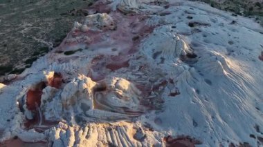 Arizona 'daki beyaz cep bölgesinin karmaşık desenlerini ve canlı renklerini gösteren nefes kesici bir hava fotoğrafı manzaradaki doğanın sanatını gözler önüne seriyor.