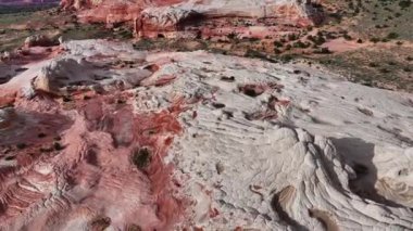 Arizona 'da bulunan Ak Hücre' nin çarpıcı, dalgalı, kırmızı ve beyaz kaya oluşumlarını gösteren hava görüntüsü, eşsiz jeolojik dokularını ve renklerini gözler önüne seriyor.
