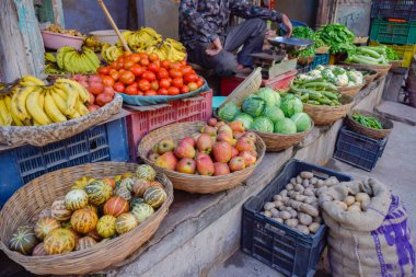 Hindistan, Rajasthan 'daki sokak pazarında farklı meyve ve sebzeler..
