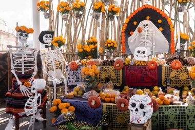Meksika 'daki ölü sunağın iskelet günü. Meyve, şeker, Meksika kadife çiçeği, yiyecek, su. Meksika 'da geleneksel Dia de Muertos kutlaması kavramı. Kapat.