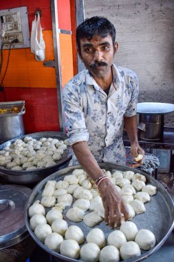 Geleneksel kakule hazırlayan satıcı Kachori, pazarda ve Hindistan 'da sokak yemekleri.