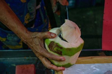 Tayland 'dan gelen zanaatkar ve tipik yiyecekler yerel pazarda ve pazarda sergileniyor 