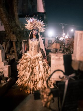Ölüler Günü 'nde iskelet bir gelin mezarlıkta poz veriyor. Meksika 'da Dia de Muertos kutlaması kavramı. 