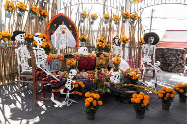 Meksika 'daki ölü sunağın iskelet günü. Meyve, şeker, Meksika kadife çiçeği, yiyecek, su. Meksika 'da geleneksel Dia de Muertos kutlaması kavramı