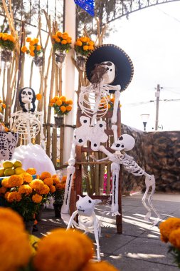 Meksika 'daki ölü sunağın iskelet günü. Meyve, şeker, Meksika kadife çiçeği, yiyecek, su. Meksika 'da geleneksel Dia de Muertos kutlaması kavramı