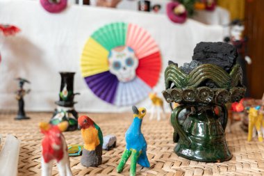 Seramik bir kopal küre Ölü Uyku Paspası Günü 'nü süslüyor. Meksika 'da geleneksel Dia de Muertos kutlaması kavramı. Kapat.