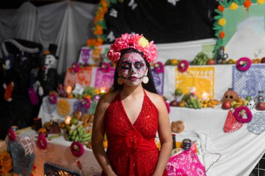 Catrina gibi giyinmiş genç bir İspanyol kadın düğün günü sunağın önünde poz veriyor. Meksika 'da geleneksel Dia de Muertos kavramı