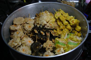 Tayland 'dan gelen zanaatkar ve tipik yiyecekler yerel pazarda ve pazarda sergileniyor