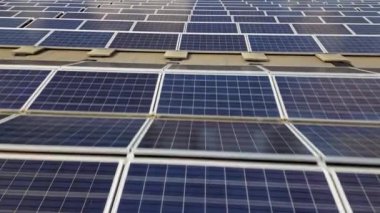 Günümüz yenilenebilir enerji ve sürdürülebilirliğinin özünü yakalayan güneş panellerinin yakın görüntüsü, fotovoltaik hücrelerin temiz ve ince çizgilerini sergiliyor.