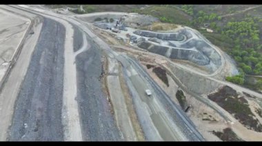 İspanya 'nın Huelva kentindeki Riotinto Madeni' nin geniş arazilerini gösteren video bu tarihi maden bölgesinde geniş bir arazi ve endüstriyel faaliyet gösteriyor.