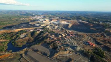 Şaşırtıcı hava görüntülerinde Huelva, İspanya 'daki geniş çaplı Riotinto Madeni' nin engebeli manzarası madenin karmaşık yapılarını ve zengin tarihini gözler önüne seriyor.