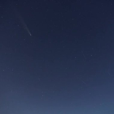 Çarpıcı zaman çizelgesi C2023 A3 kuyruklu yıldızını yakalıyor, Tsuchinshan ATLAS, Fransız Jura 'sı üzerinde yıldızlı gece gökyüzünde ilerlerken dikkat çekici bir astronomik fenomen.