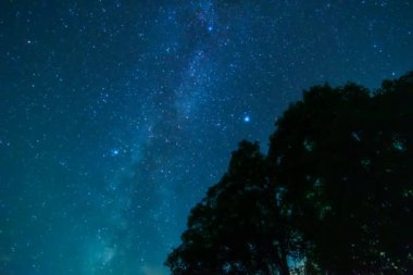 İsviçre Alpleri 'nin üzerindeki gece gökyüzüne uzanan Samanyolu' nun büyüleyici zamanlaması bu nefes kesici gökyüzü manzarasını güçlendirir.