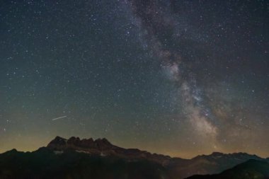 Les Dents du Midi 'nin üzerinde muhteşem bir gece göğü, Samanyolu' nun ihtişamını gözler önüne seriyor dağlık siluet, dingin bir ahenkle mükemmel bir şekilde tamamlıyor.
