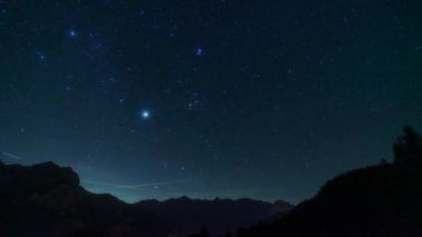 Jüpiter, Mars, Ülker, Orion takımyıldızı ve parlak yıldız Sirius 'un yer aldığı Fransız Alpleri' ndeki nefes kesici gece gökyüzünün zamanı.