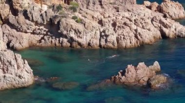 Cap Roig 'in Calella de Palafrugell' deki kıyılarının engebeli güzelliğini keşfedin. İspanya Kristal berrak suları bu ikonik Costa Brava manzarasında dramatik kayalara çarpıyor.
