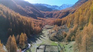 Fransız Alplerinde Puy St. Vincent 'in canlı sonbahar renklerini gösteren hava görüntüleri Majestic dağları ve sakin bir manzara nefes kesici bir doğal manzara yaratır.