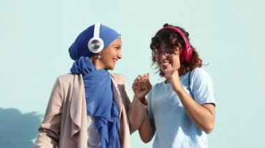 Lezbiyen çift, müzik ve dans dinlerken, çok kültürlü gururlarını göstererek, birlikte vakit geçirmeyi seviyor. Üyelerden biri Müslüman, çeşitliliğin ve LGBTQIA + aşkın güzelliğini vurguluyor.
