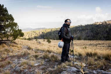 Bir grup dağcı volkanik bir peyzaja tırmanıyor, yürüyüş, yürüyüş, dağcılık ve sırt çantalı macera temaları için mükemmel..