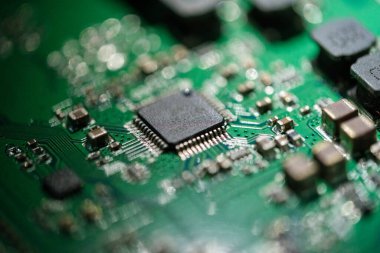 Modern teknolojinin karmaşıklığını ve karmaşıklığını vurgulayan mikroçipler ve direnişçiler gibi çeşitli elektronik bileşenleri gösteren bir televizyon devre kartının ayrıntılı bir yakın çekimi.